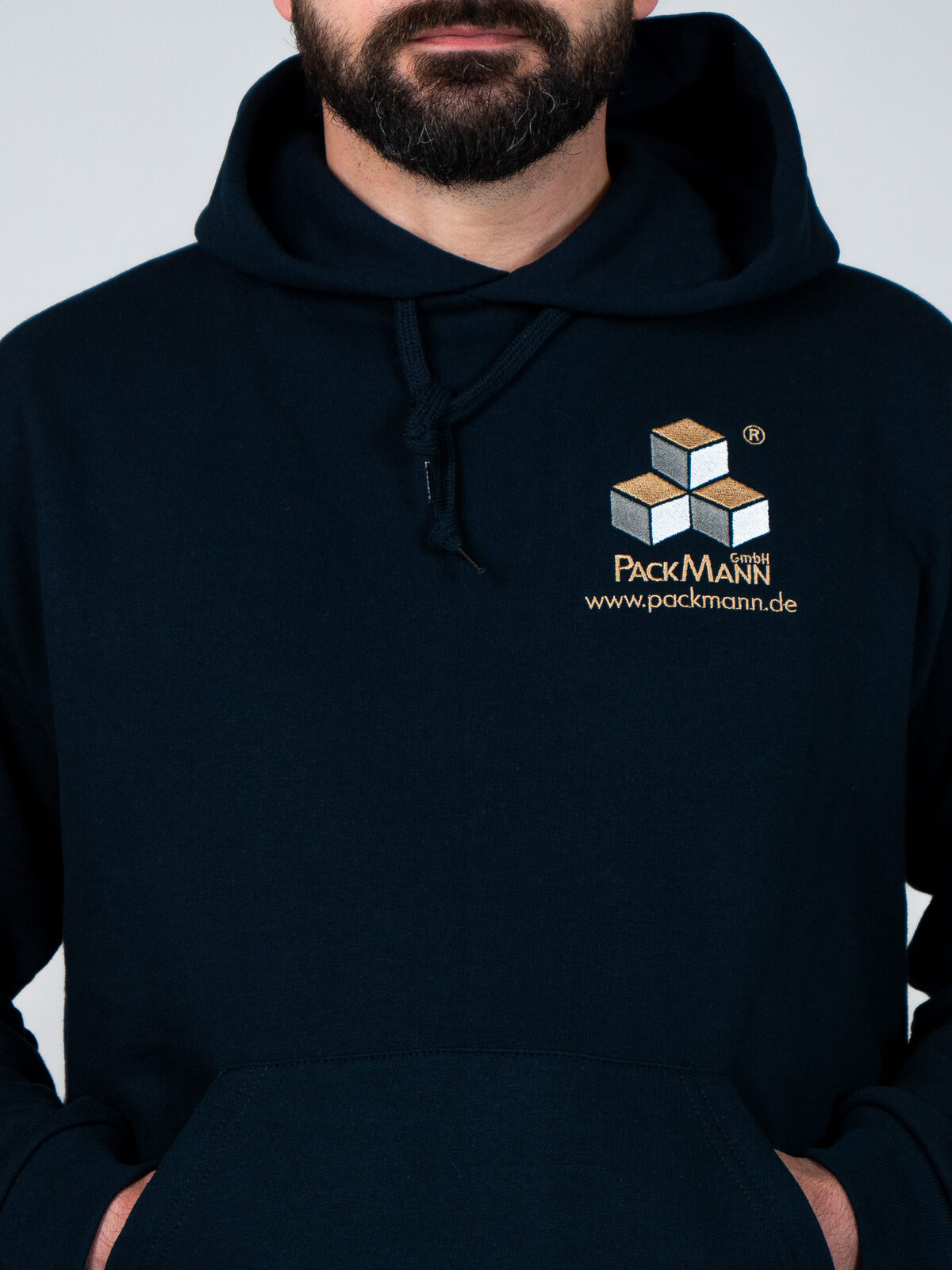 Hochwertige Logo-Stickerei auf einem Hoody – Detailaufnahme