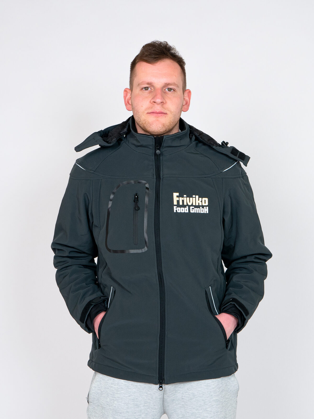 Bestickte Softshell-Jacke mit Firmenlogo