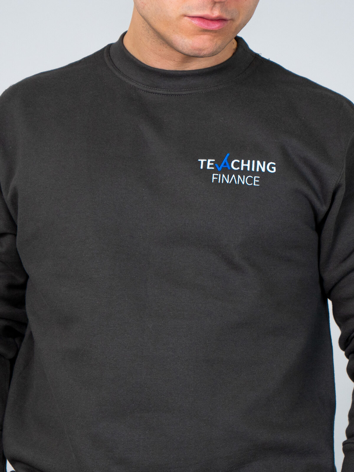 Detailaufnahme einer Logo-Stickerei auf Sweatshirt
